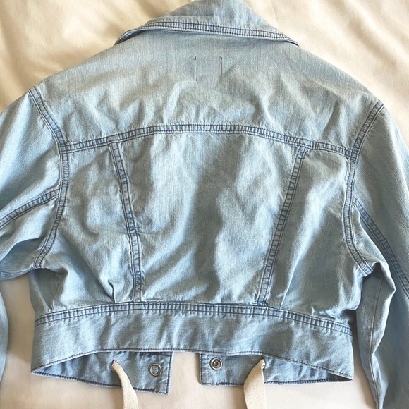 Cropped Utility Trucker Jacket lightweight denim - Picture 6 of 10